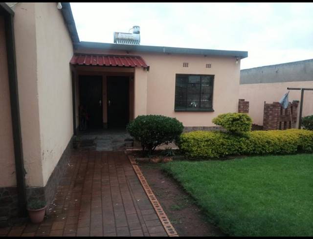 3 BEDROOM HOUSE FOR SALE IN PROTEA GLEN